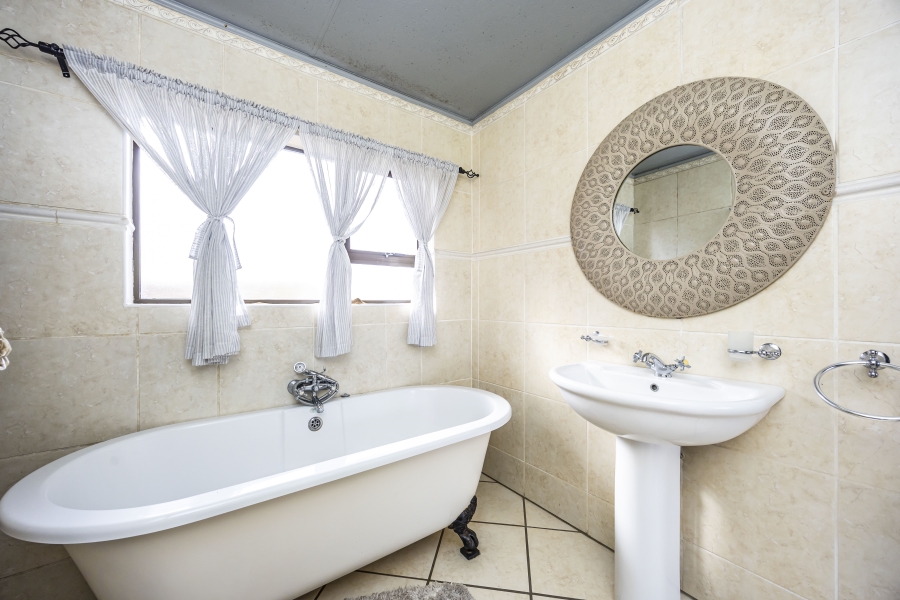 4 Bedroom Property for Sale in Sunnyridge Eastern Cape